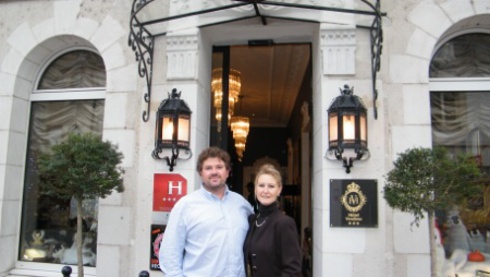 Dominique et Valérie Berrurier devant l'Hôtel Vendôme.